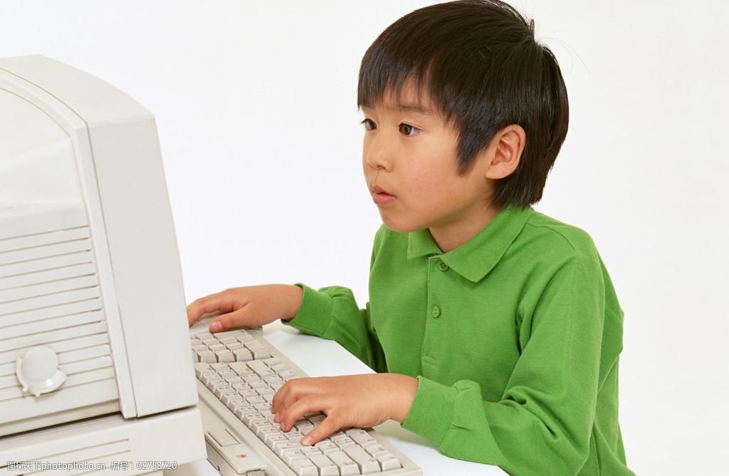 電腦前的少年 數字時代的童年印記