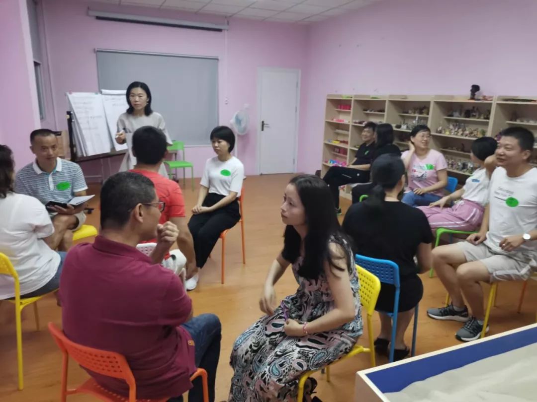 《智慧父母學(xué)堂》 賦能家長，成就孩子——家庭教育父母沙龍課堂的實(shí)踐與價(jià)值