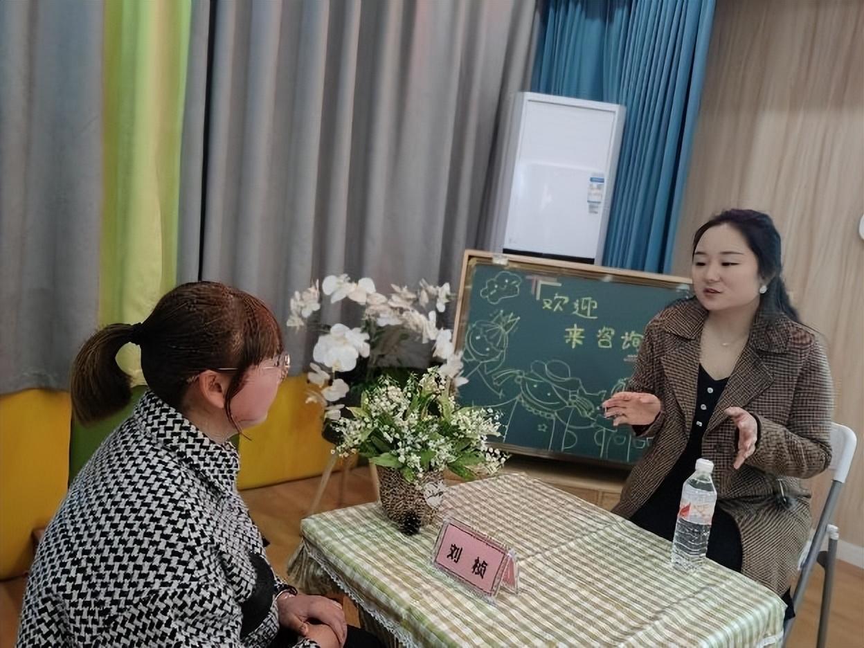 翠屏區家長學校走進菜幼，點亮科學育兒之路——家庭教育公益講座與咨詢服務同步開展